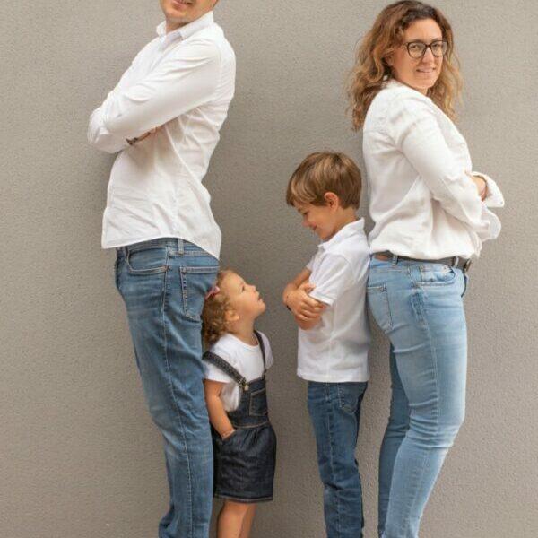 Séance photo famille parents dos a dos et les enfants entre eux. -photographe de famille- krystyne ramon - home studio photos