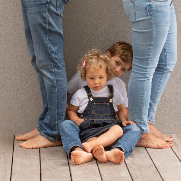 seance photo famille les parents dos a dos debout et les 2 enfants assis parterre -photographe de famille- krystyne ramon - home studio photos