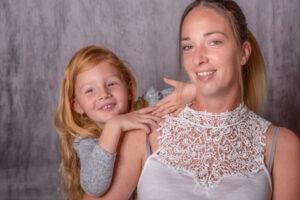 Portrait d'une mère et sa fille photographe de portrait- krystyne ramon - home studio photos