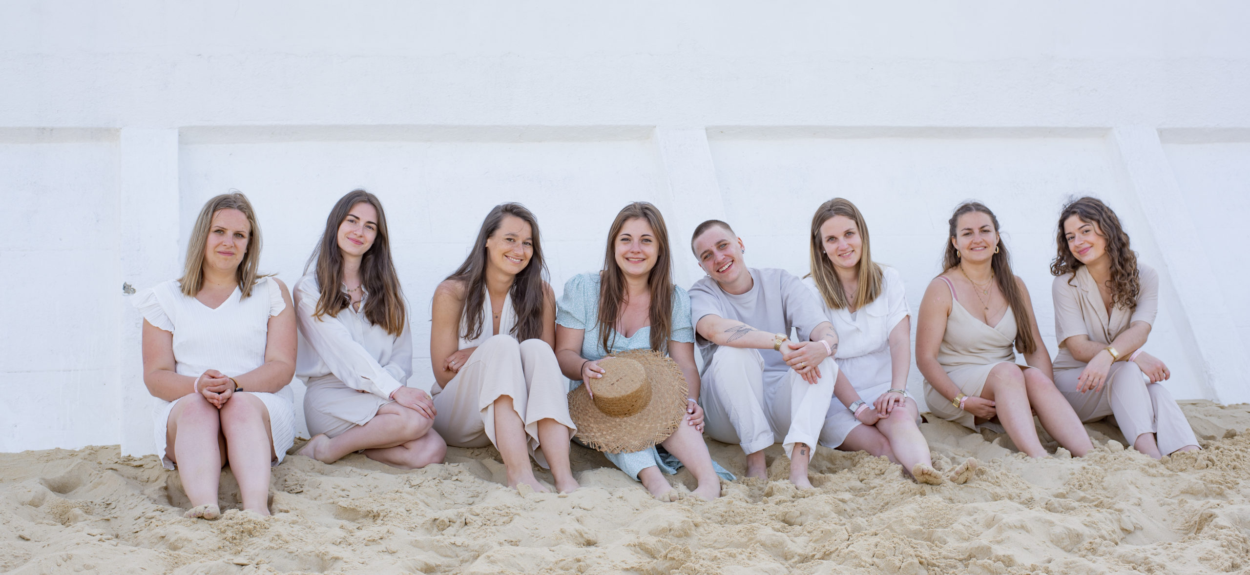 8 personnes assises dans le sable pour EVJF-photographe évènementiel Bouscat