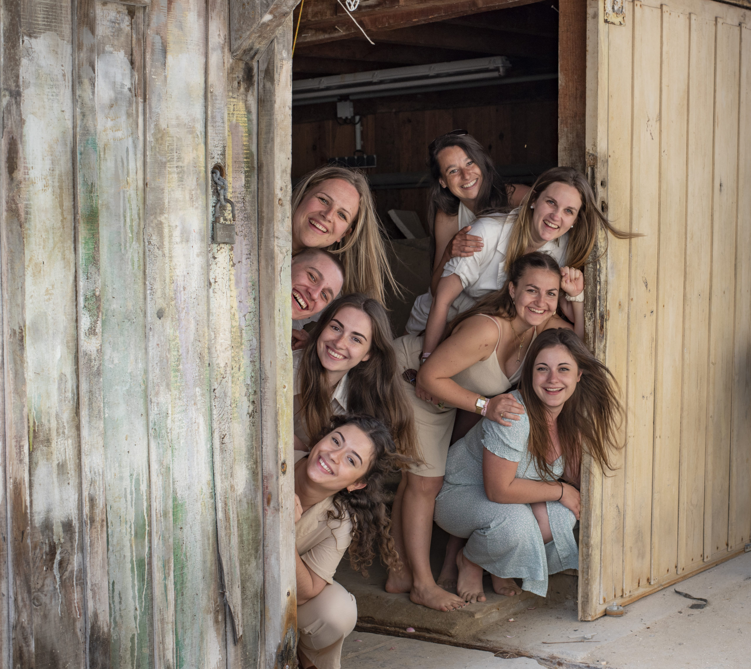 8 personnes joue à cache cache dans une cabane - photographe évènementiel Bouscat