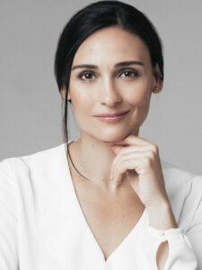 portrait corporate réseaux portrait d'une femme d'affaire une main sous son menton photographe de portrait