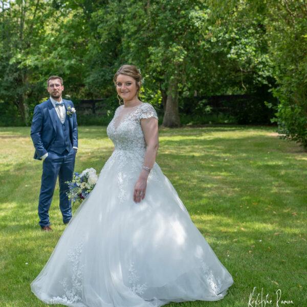 Mariée et Marié dans un parc elle devant et lui derrière- photographe de mariage- krystyne ramon