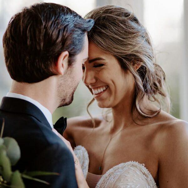 mariée et marié l'un contre l'autre elle lui souri- photographe de mariage