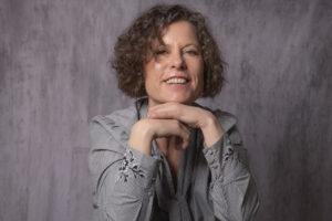 Séance photo femme la tête sur ses mains photographe de portrait- krystyne ramon - home studio photos