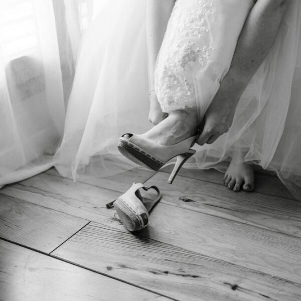 mariée qui met ses chaussures à talons- photographe de mariage- krystyne ramon