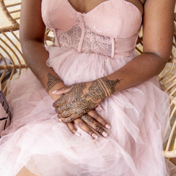Mariée assise sur un fauteuil dans une robe rose en tulle- photographe de mariage- krystyne ramon