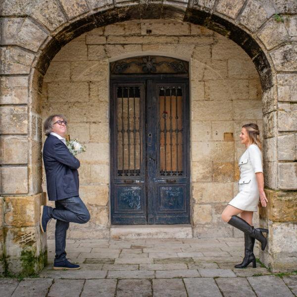 Couple de mariée face a face sous une porte voutée en pierre- photographe de mariage- krystyne ramon