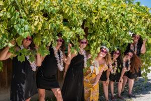 séance EVJF groupe de huit jeunes filles se cachent sous des feuilles