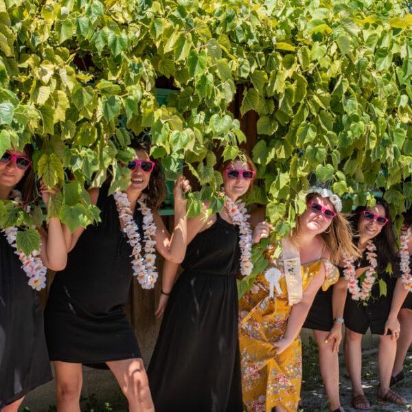 séance EVJF groupe de huit jeunes filles se cachent sous des feuilles krystyne ramon - home studio photos