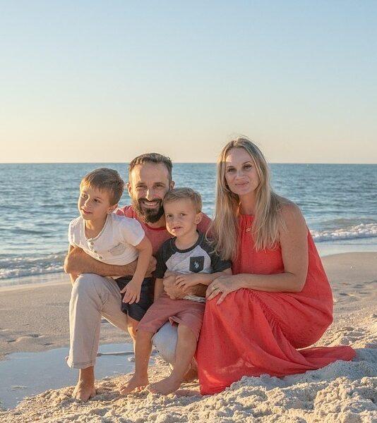 Séance photo famille a la plage parents et leurs 2 fils -photographe de famille