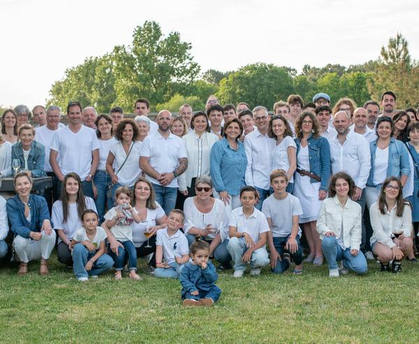 Photo d'une très grande famille -photographe de famille- krystyne ramon - home studio photos