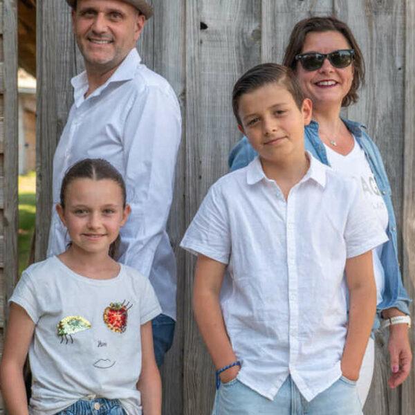 seance photo famille les parents avec leurs 2 jeunes ados e famille -photographe de famille- krystyne ramon - home studio photos