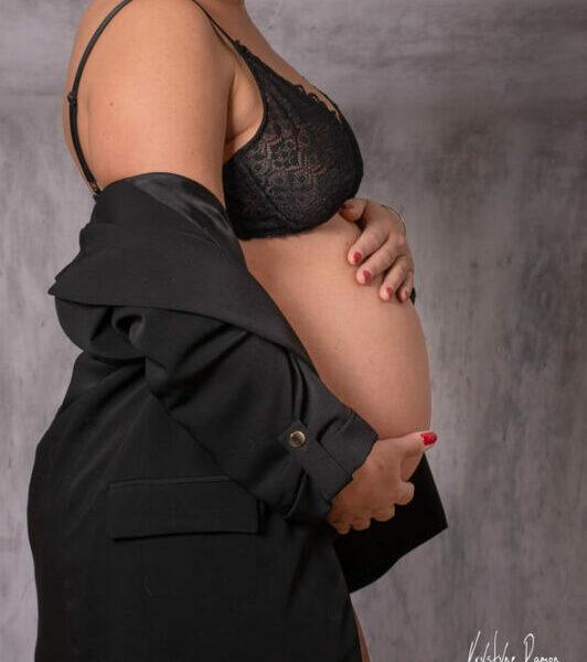Femme enceinte se tenant le ventre -photographe de grossesse- krystyne ramon