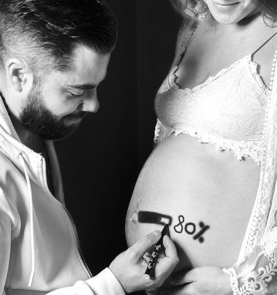 Séance grossesse le futur père dessine sur le ventre de la maman 80% de téléchargement -photographe de grossesse- krystyne ramon