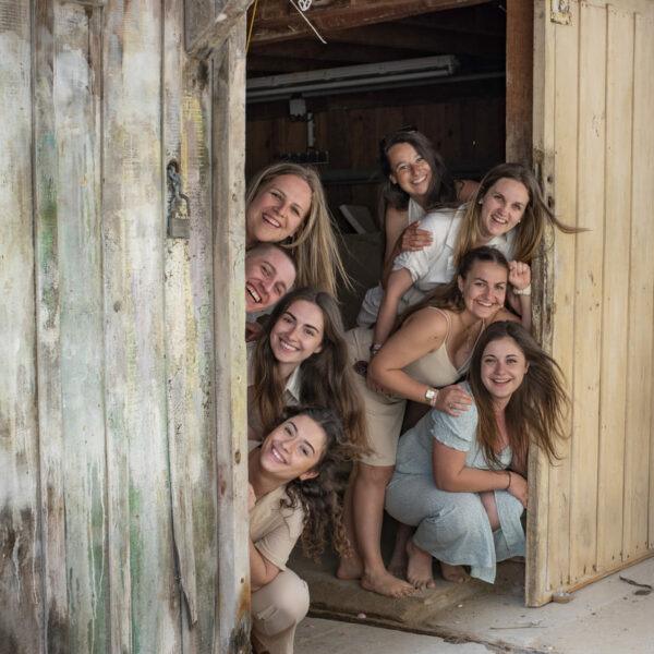 séance EVJF, huit personnes dans une vielle grange sortent la tête de chaque cote de la porte krystyne ramon - home studio photos