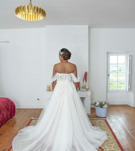 mariée en belle robe blanche de dos dans une chambre- photographe de mariage- krystyne ramon
