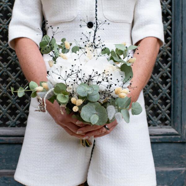 marié vu seulement du buste avec un bouquet dans les mains- photographe de mariage- krystyne ramon
