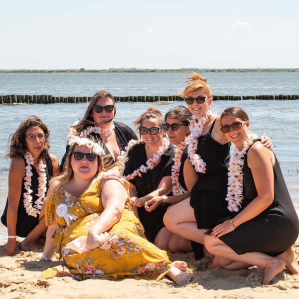 séance EVJF groupe de sept jeune fille assises sur la plage pour l'enterrement de vie de jeune filles de l'une d'entre elles krystyne ramon - home studio photos