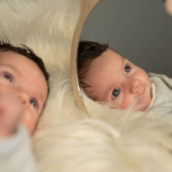 Reflet d'un Nouveau-né dans un petit miroir -photographe de naissance- krystyne ramon