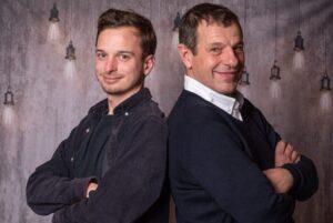 Portrait d'un père et son fils dos a dos en souriant photographe de portrait- krystyne ramon - home studio photos