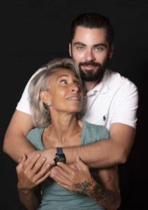 portrait d'une mère et son fils il la prend dans ses bras elle le regarde photographe de portrait- krystyne ramon - home studio photos