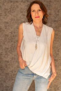 portrait d'une femme d'affaire debout une main dans la poche de son jean photographe de portrait- krystyne ramon - home studio photos