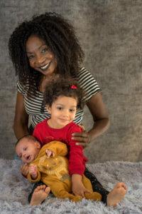 deux enfants avec leur grand-mère poses sur un tapis -photographe de naissance- krystyne ramon