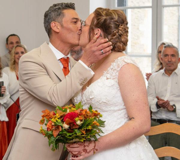 Bisous des mariés a la mairie- photographe de mariage- krystyne ramon