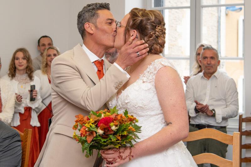 Bisous des mariés a la mairie