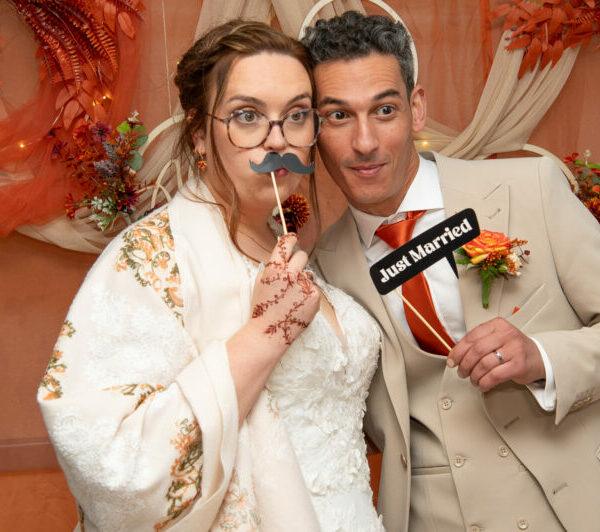 couple de mariés devant un photobooth pour se prendre en photo- photographe de mariage- krystyne ramon