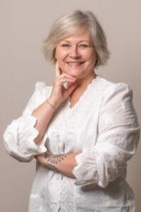 portrait femme d'affaire debout se tenant le menton photographe de portrait- krystyne ramon - home studio photos