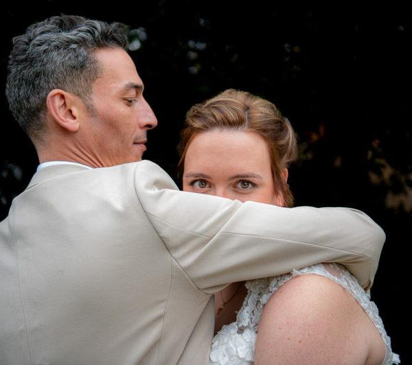 Couple de mariés enlacés dans un jardin- photographe de mariage- krystyne ramon