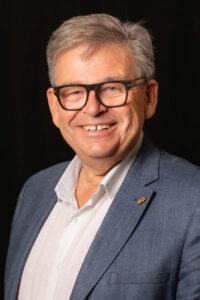 portrait homme d'affaire debout souriant photographe de portrait- krystyne ramon - home studio photos