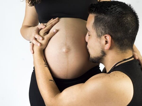 futur père baiser sur le ventre de sa femme